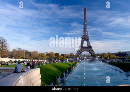 La Torre Eiffel e al Trocadero fontane in autunno, Parigi, Francia, Europa Foto Stock