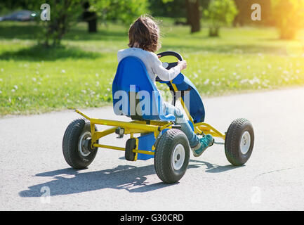 Bambina a cavallo di karting del pedale. Foto Stock