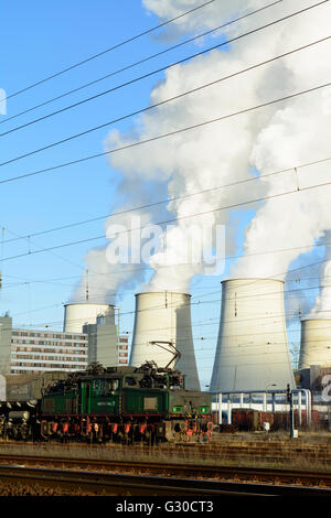 Elettrico locomotiva di data mining EL 2m e carri di lignite di fronte alla potenza impianto di Jänschwalde Vattenfall, Germania, il Land Brandeburgo , Foto Stock