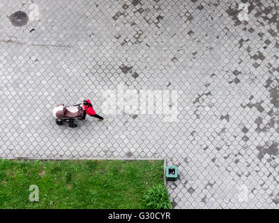 GOMEL, Bielorussia - 17 Maggio: una donna camminare per la strada in maggio 17, 2016 a Gomel, Bielorussia. Foto Stock