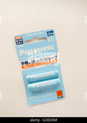 PANASONIC Eneloop AA batteria alcalina su uno sfondo bianco. Panasonic Corporation, (Matsushita Electric Industrial Co., Ltd.). Foto Stock