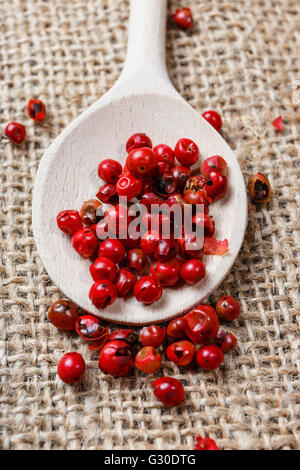 Spicy Red Pepper sul cucchiaio di legno Foto Stock