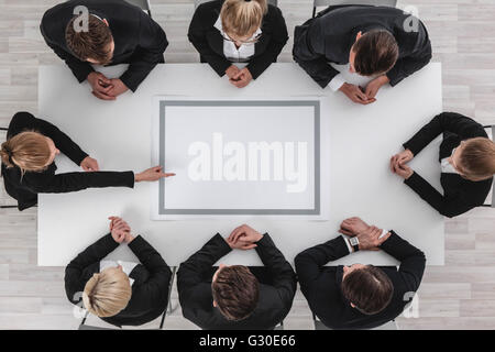 Diverse persone di affari seduti attorno al tavolo di una riunione Foto Stock