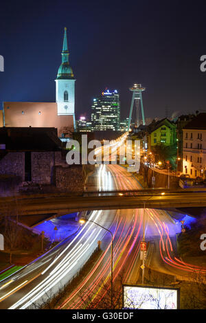 St Martin cattedrale, Ponte più SNP con ristorante della torre a forma di UFO e il castello e la luna, Slovacchia, , Bratislava (Pressburg) Foto Stock