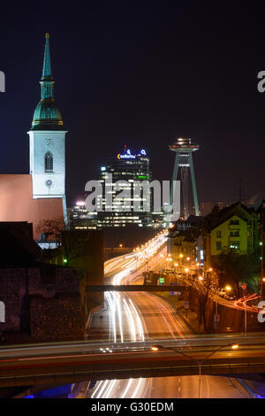St Martin cattedrale, Ponte più SNP con ristorante della torre a forma di UFO e il castello e la luna, Slovacchia, , Bratislava (Pressburg) Foto Stock