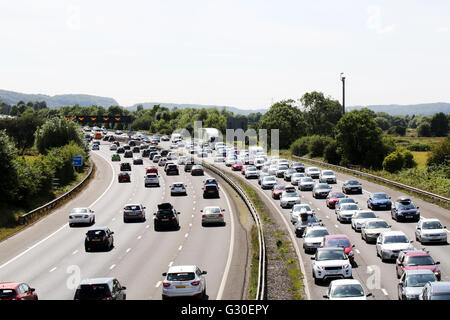 Traffico stradale pesante su una trafficata autostrada congestionate Foto Stock