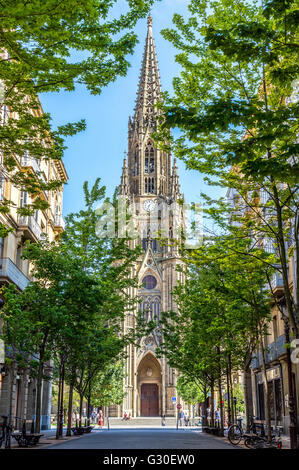 Facciata principale della Cattedrale del Buon Pastore (Buen Pastor) che si trova nella città di San Sebastian, Gipuzkoa, Paese Basco. Foto Stock