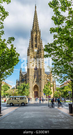 Facciata principale della Cattedrale del Buon Pastore (Buen Pastor) che si trova nella città di San Sebastian, Gipuzkoa, Paese Basco. Foto Stock