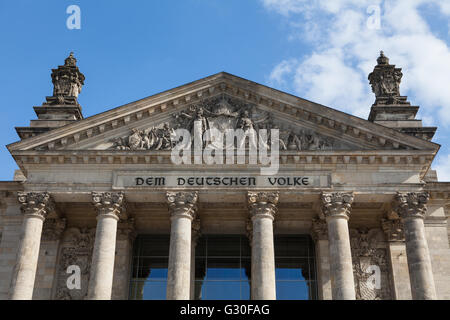 Iscrizione "em Deutschen Volke', per il popolo tedesco, e sollievo nel timpano sopra l'ingresso principale, Edificio del Reichstag Foto Stock