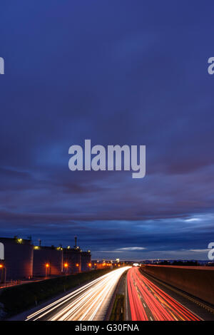 Autostrada con percorsi di luce e serbatoi di olio della OMV, Austria, Niederösterreich, Austria inferiore Donau, Schwechat Foto Stock