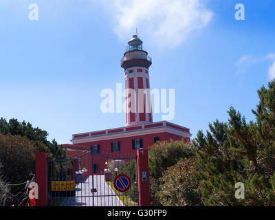 Faro di Punta Carena nel punto piu' meridionale dell'isola di Capri Nel Golfo di Napoli Italia Foto Stock