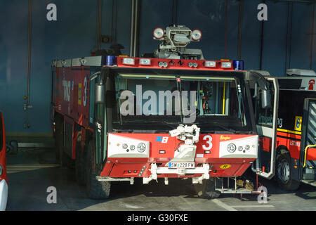 L'aeroporto internazionale di Vienna : motore fire dell'aeroporto vigili del fuoco, Austria, Niederösterreich, Austria inferiore Donau, Schwe Foto Stock