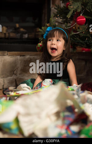 Bambino urlando perché lei non ha più doni di scartare Foto Stock