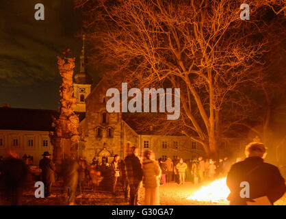 Abbazia di Heiligenkreuz nella Veglia Pasquale con la Pasqua fire, Austria, Niederösterreich, Bassa Austria Wienerwald, Heiligenkreuz Foto Stock