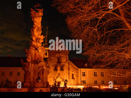 Abbazia di Heiligenkreuz nella Veglia Pasquale con la Pasqua fire, monaci e laici con candele, Austria, Niederösterreich, Au inferiore Foto Stock