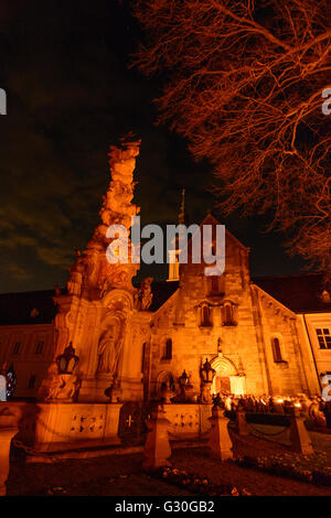 Abbazia di Heiligenkreuz nella Veglia Pasquale con la Pasqua fire, monaci e laici con candele, Austria, Niederösterreich, Au inferiore Foto Stock