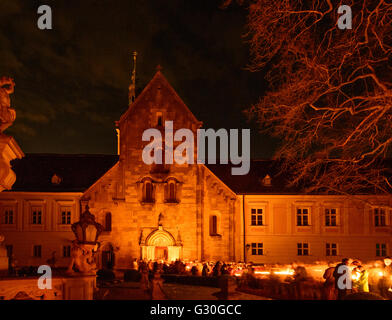 Abbazia di Heiligenkreuz nella Veglia Pasquale con la Pasqua fire, monaci e laici con candele, Austria, Niederösterreich, Au inferiore Foto Stock