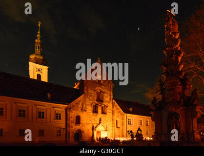 Abbazia di Heiligenkreuz nella Veglia Pasquale con la Pasqua fire, monaci e laici con candele, Austria, Niederösterreich, Au inferiore Foto Stock