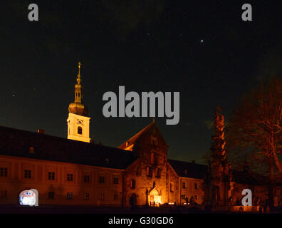 Abbazia di Heiligenkreuz nella Veglia Pasquale con la Pasqua fire, monaci e laici con candele, Austria, Niederösterreich, Au inferiore Foto Stock