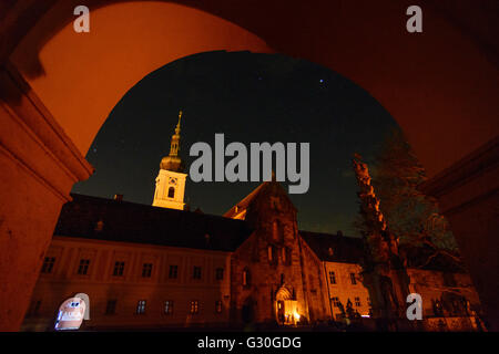 Abbazia di Heiligenkreuz nella Veglia Pasquale con la Pasqua fire, monaci e laici con candele, Austria, Niederösterreich, Au inferiore Foto Stock