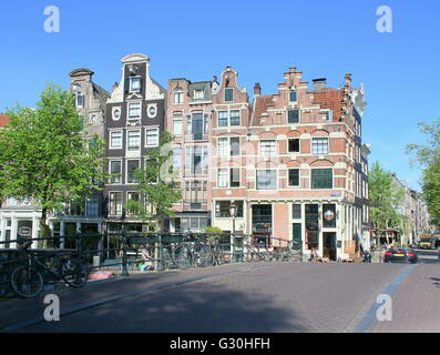 Ponte storico in pietra e il XVII / XVIII secolo case dove Prinsengracht incontra Brouwersgracht canal a Amsterdam, Paesi Bassi Foto Stock