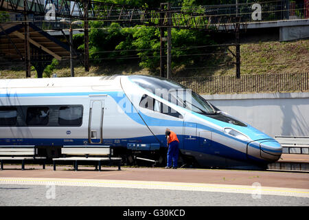 Il Pendolino di un treno ad alta velocità in Gdansk Glowny stazione ferroviaria Danzica Polonia Foto Stock