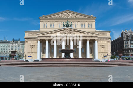 Mosca, membro accademico Teatro Bolshoi della Russia, l'entrata principale frontone con quadriga Foto Stock