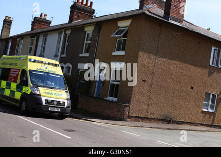 Un West Midlands ambulanza su una chiamata di emergenza in Staffordshire Foto Stock