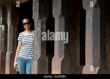 Turisti in Karla Bhaja grotte in Lonavala, India Foto Stock