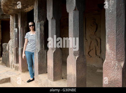 Turisti in Karla Bhaja grotte in Lonavala, India Foto Stock