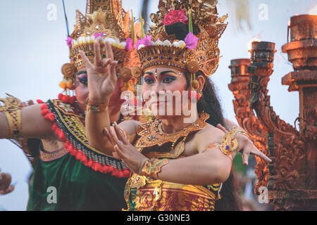 Il Balinese fire performance di danza in Uluwatu, Bali Foto Stock