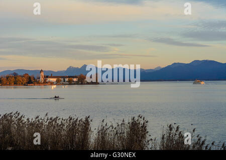 Vista dalla torre di osservazione Ganszipfel del Chiemsee con la Fraueninsel finalmente la luce del sole del giorno con nave passeggeri Foto Stock