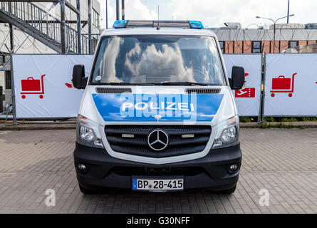 Berlino / GERMANIA - Giugno 4, 2016: macchina della polizia tedesca sorge sull'aeroporto di Schoenefeld / Berlino, Germania il 4 giugno 2016. Foto Stock