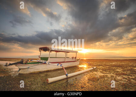 Guardando il tramonto su Lombok su Gili Lampu Isola Foto Stock