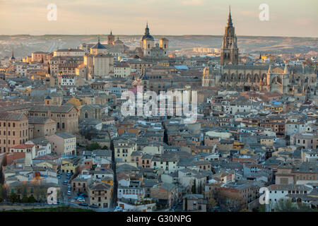 Tramonto su Toledo città vecchia. Foto Stock