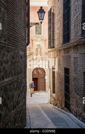 Passaggio stretto in Toledo città vecchia, Spagna. Foto Stock