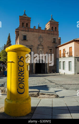 Il giallo spagnolo post box in Toledo. Gate Cambrón in background. Foto Stock