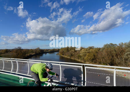 Noleggio ponte della libertà oltre il mese di marzo con il ciclista, Austria, Niederösterreich, Bassa Austria, Donau, Engelhartstetten Foto Stock