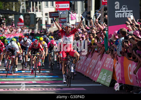 2016 il Giro d'Italia. Marcel Kittel (Etixx-Quick-Step) celebra vincere la tappa 3 del Giro d'Italia Nijmegen ad Arnhem. 190km. Foto Stock