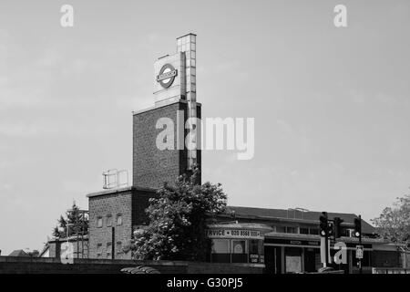 Immagine in bianco e nero di edificio art deco sapere come Boston Manor stazione. Foto Stock