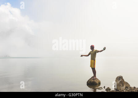 Il cratere del lago di pesca sul Monte Rinjani Foto Stock