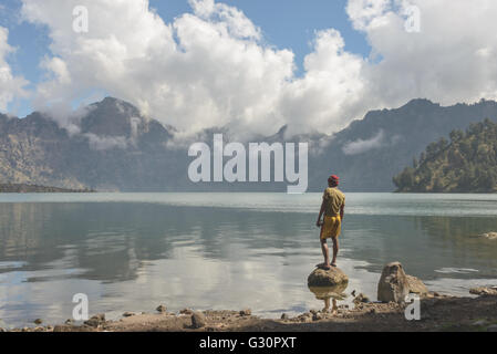 Il cratere del lago di pesca sul Monte Rinjani Foto Stock