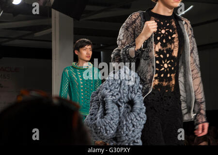 Graduate Fashion Week 2016 - Università di Nottingham Trent passerella Foto Stock