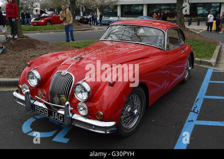 Un'annata 1958 Jaguar sul display in un'auto show. Foto Stock