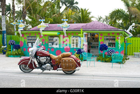 Una fine del modello di capo indiano Vintage moto parcheggiata su Pine Island Road a Cape Coral, Florida. Foto Stock