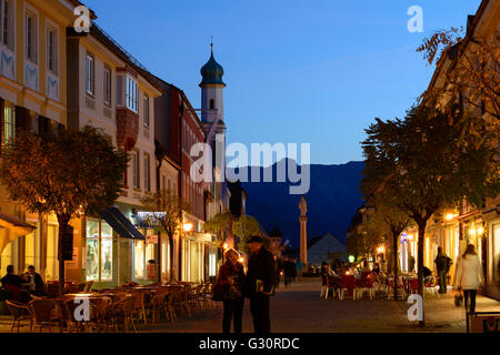 Superiore e inferiore del mercato con Maria Hilf chiesa e colonna mariana, in Germania, in Baviera, Baviera, Baviera, Murnau am Staffelsee Foto Stock