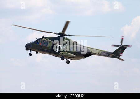 Berlino / Germania - 3 giugno 2016: tactical troop elicottero NH90 dalla nato industrie elicottero vola a Berlino, Germania in giugno Foto Stock