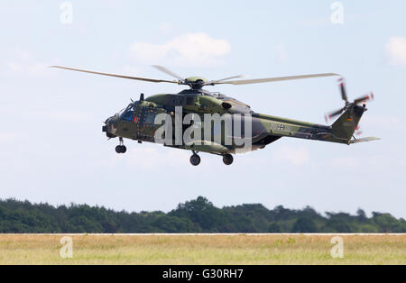 Berlino / Germania - 3 giugno 2016: tactical troop elicottero NH90 dalla nato industrie elicottero vola a Berlino, Germania in giugno Foto Stock