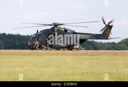 Berlino / Germania - 3 giugno 2016: tactical troop elicottero NH90 dalla nato industrie elicottero vola a Berlino, Germania in giugno Foto Stock