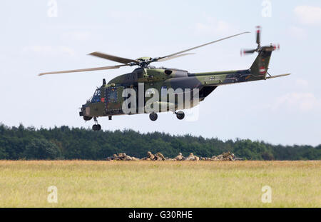 Berlino / Germania - 3 giugno 2016: tactical troop elicottero NH90 dalla nato industrie elicottero vola a Berlino, Germania in giugno Foto Stock